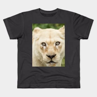 Albino lioness in the wild Kids T-Shirt